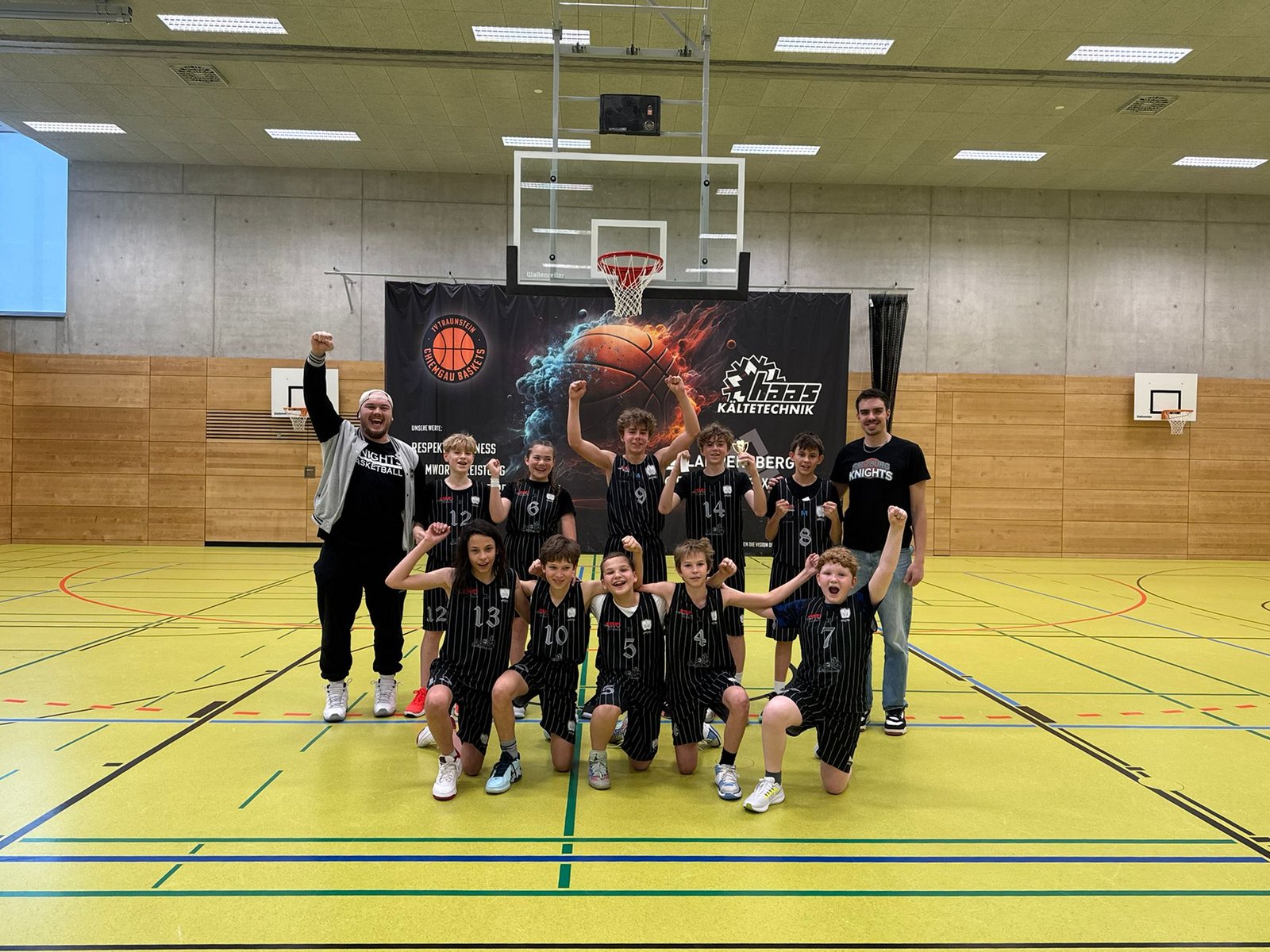 Team der Knights bejubelt einen Sieg vor der Anzeigetafel